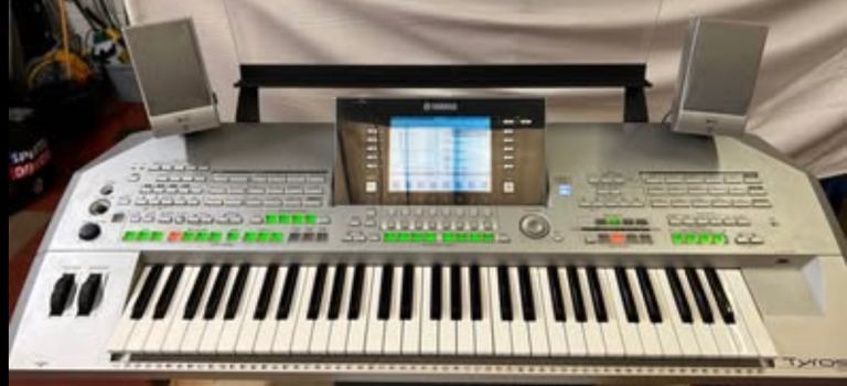 Yamaha Tyros 2 Workstation - Mint Condition - Full Speaker & Subwoofer System
