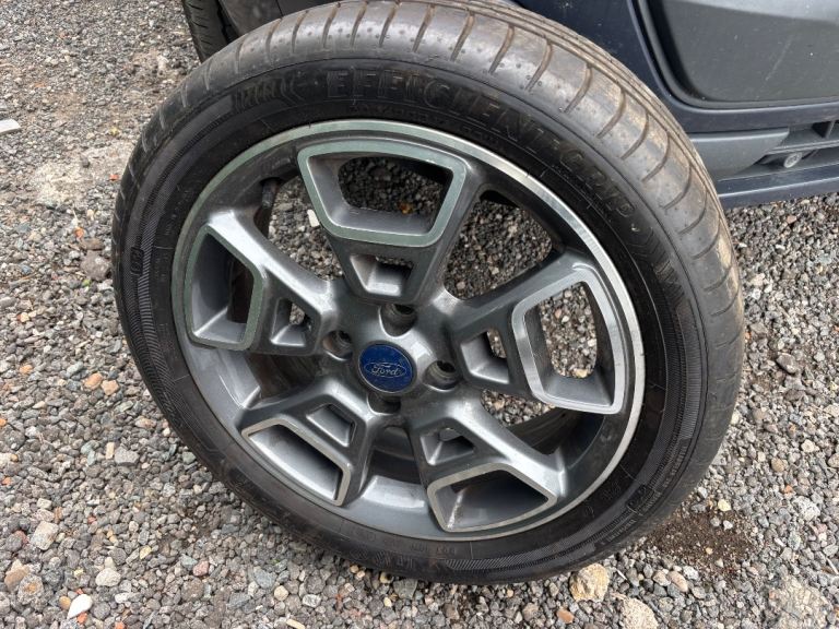 Ford Ecosport Alloy wheel and tyre