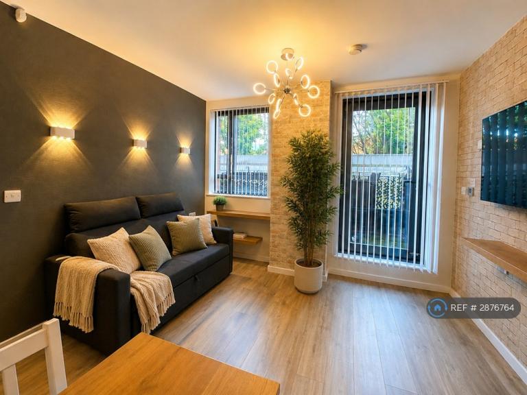 1 bedroom flat in Blantyre Street, Manchester, M15 (1 bed) (#2876764)