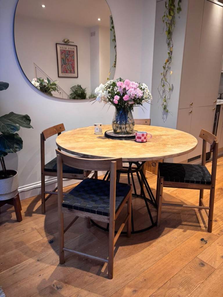 Round dining table