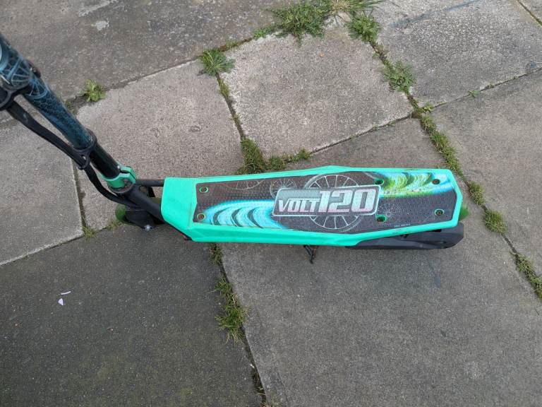 24V ELECTRIC SCOOTER 24 VOLT SCOOTER CHAIN DRIVEN. IN GOOD CONDITION BUT COULD DO WITH A WIPE DOWN