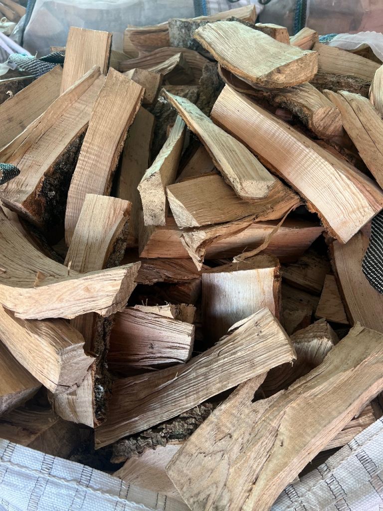 Premium Seasoned Hardwood Logs – Large Bulk Bags (0.9m³) – Ready to Burn