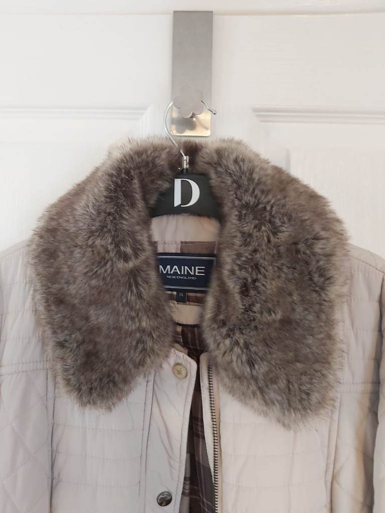 Lovely ladies jacket with removable faux fur collar