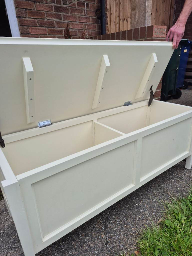 Cream Wooden Storage Chest/Trunk – Good Condition
