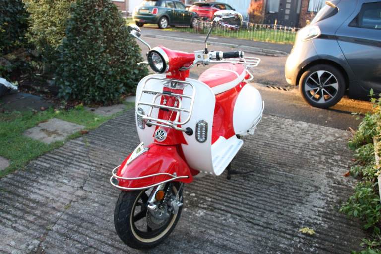 ELECTRIC MOPED SCOOTER - Velo Bella 89miles - Removable battery. Vespa style. Alarm