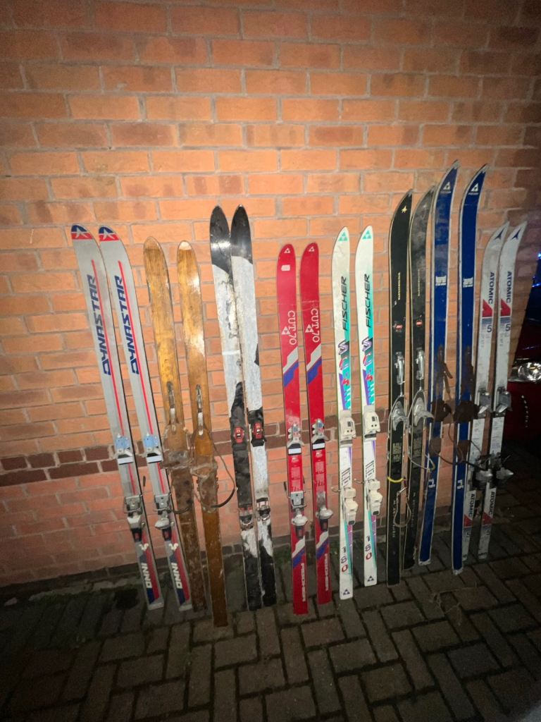8 pairs of vintage skis