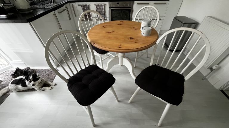 Chic Kitchen Dining Table, Chairs & Cushions