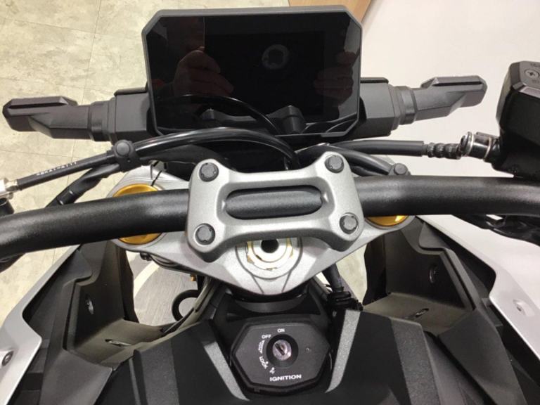 Suzuki GSX-S1000 2025 TFT model.