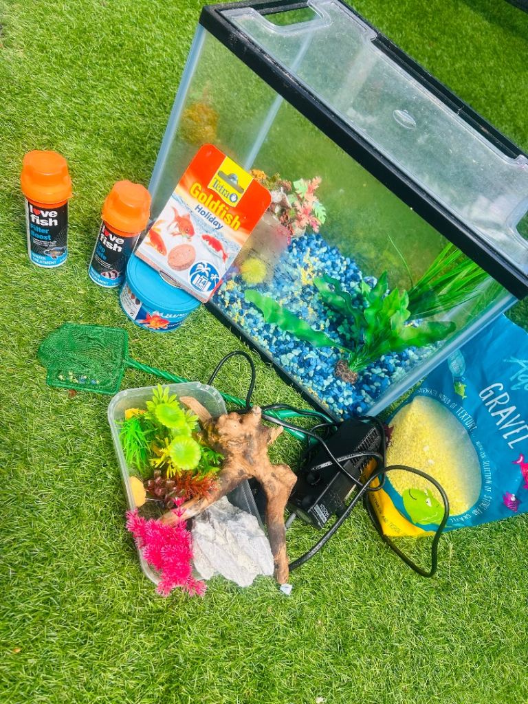 Small Fish Tank with Accessories and Gravel – Good Condition