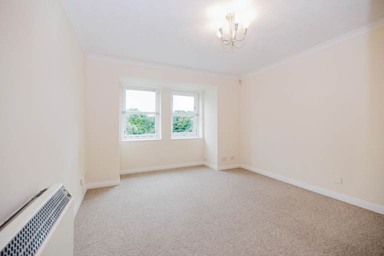 Fantastic, 2 bedroom, 4th floor flat in Morningside – unfurnished – available August