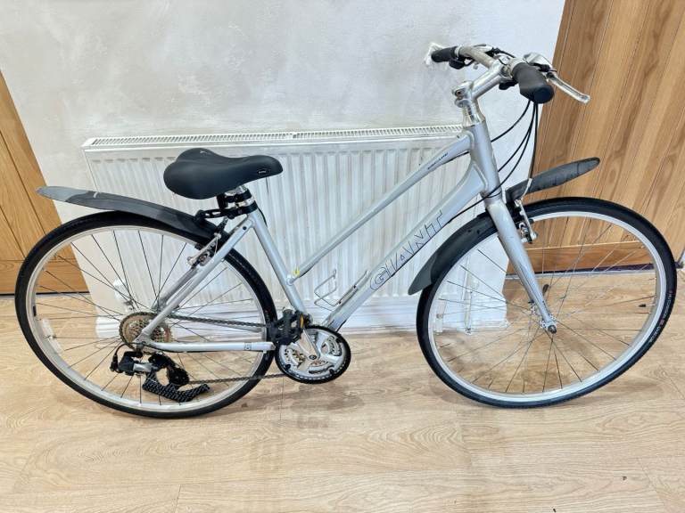 Giant escape hybrid bike in good condition All fully working 