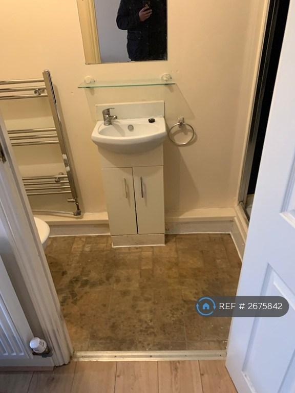 1 bedroom flat in Stradbroke Grove, Ilford, IG5 (1 bed) (#2675842)