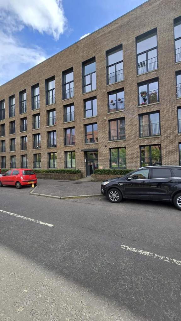 Double room in modern Fully furnished Flat Near Glasgow city center 