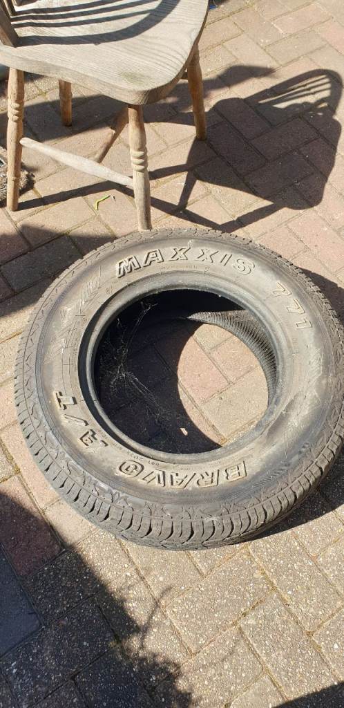 2 Tyre for toyota hilux 