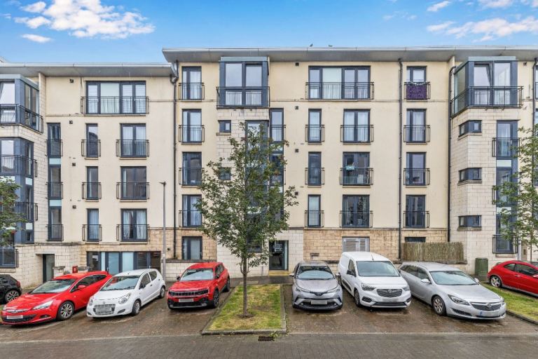 2 bedroom flat in Colonsay Close, Granton, Edinburgh, EH5 1BT