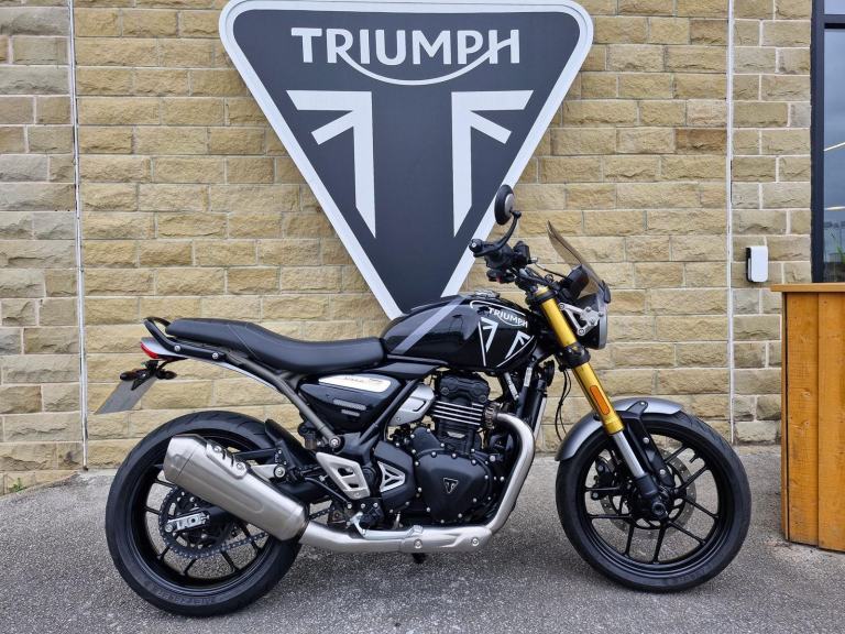 2025 Triumph Speed 400 - Low mileage - Tail tidy and Radiator guard