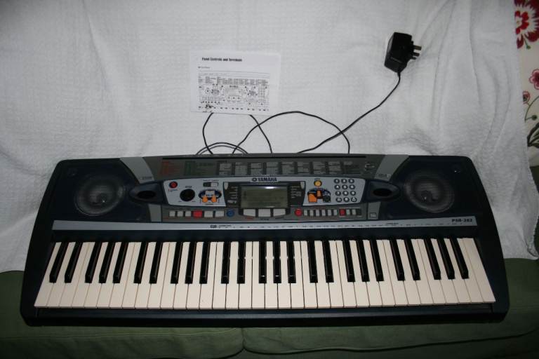     Yamaha PSR 282 mains/battery keyboard