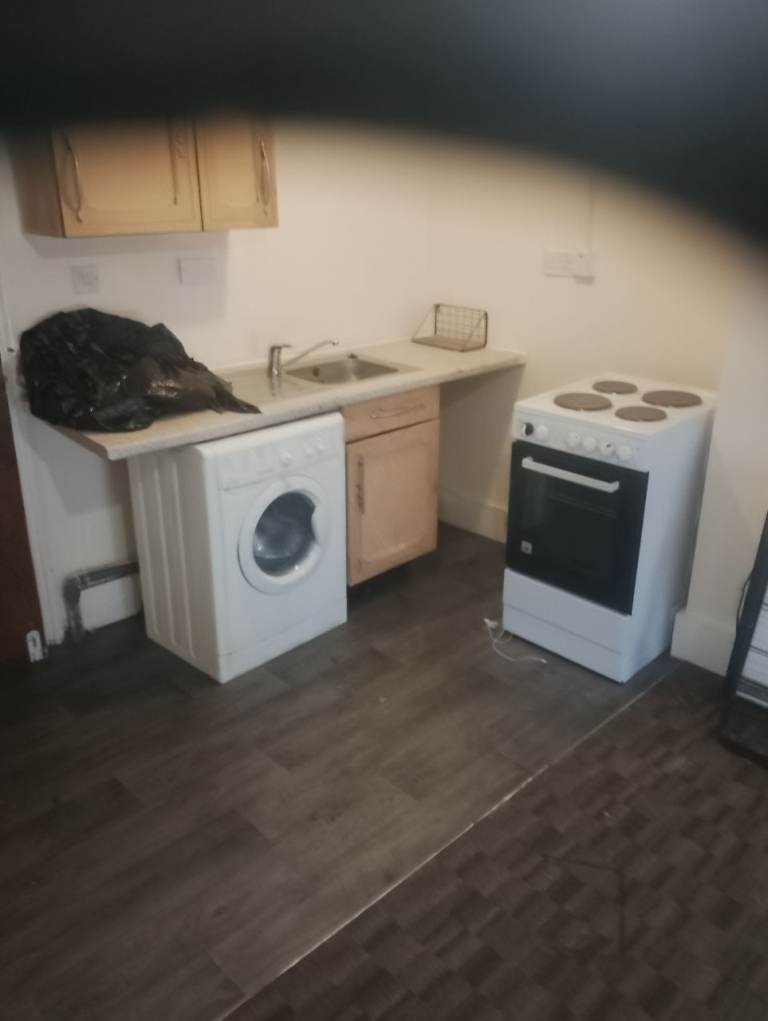 First floor studio flat available Hockley suit DSS aged over 35 