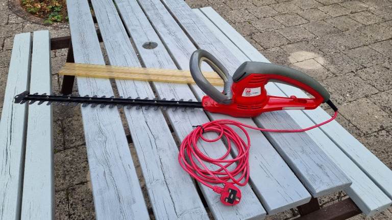 Electric Hedge Trimmer with Long Blade – Good Condition