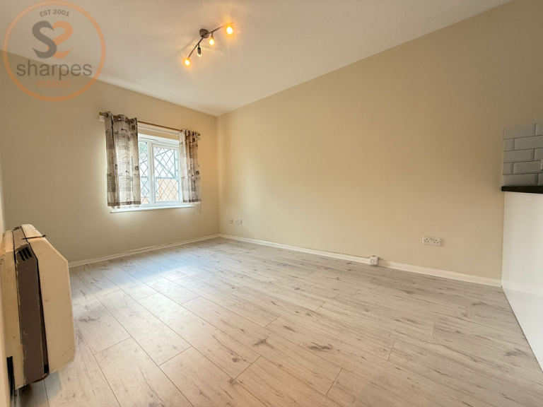 1 bedroom flat in Heathfield Drive, Mitcham, Surrey