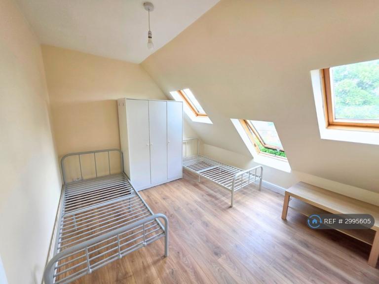 4 bedroom flat in Hay Lane, London, NW9 (4 bed) (#2995605)