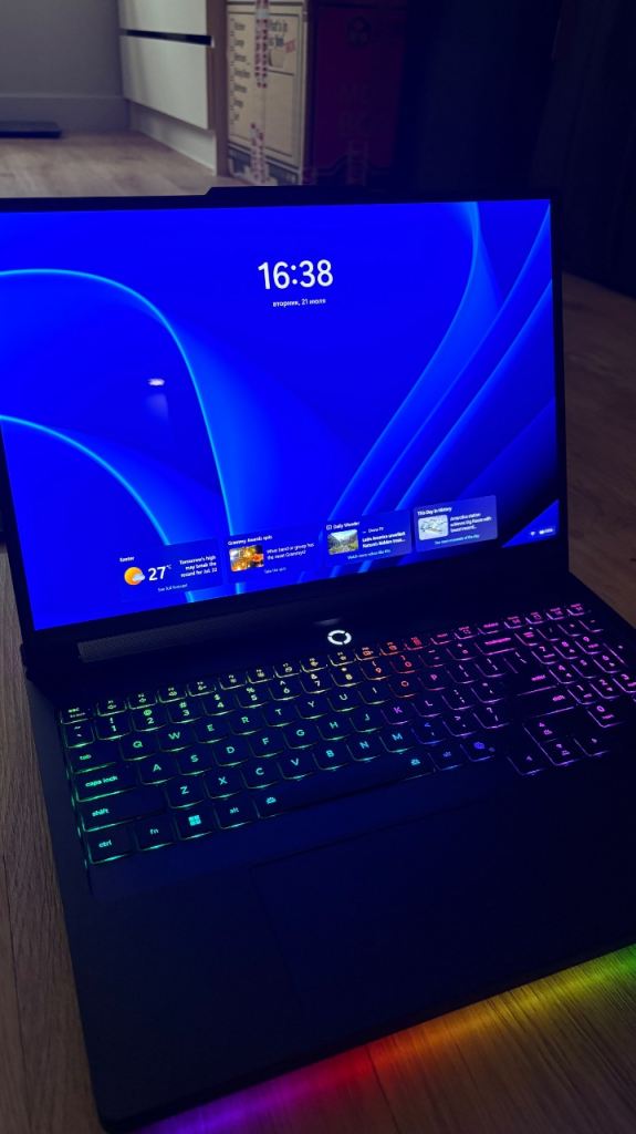 Lenovo Legion Pro 7i 16IAX10H OLED, 5070ti, 32 RAM, 2 TB SSD, Intel-Core Ultra 9