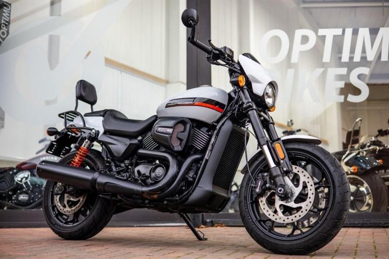 Harley-Davidson Street ROD ! LOW MILES ! STUNNING