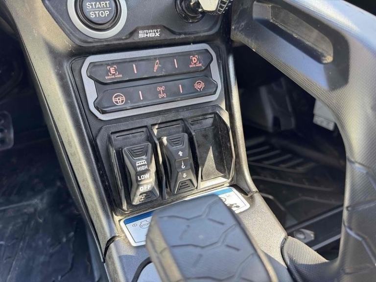 Can-Am Maverick R SAS