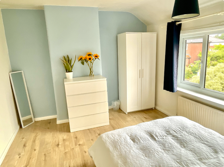 A lovely furnished double room in Sale