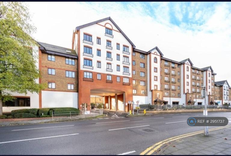 2 bedroom flat in Regents Court, Kingston Upon Thames, KT2 (2 bed) (#2951737)