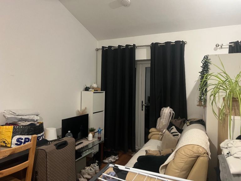 Large room furnished with en-suite 