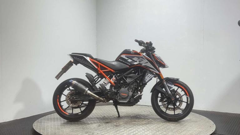 KTM Duke 2018 26K RUNNING PROJECT BIKE SPARES OR REPAIR 125CC NAKED