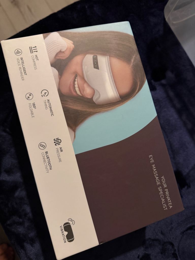 Eye massager with heat