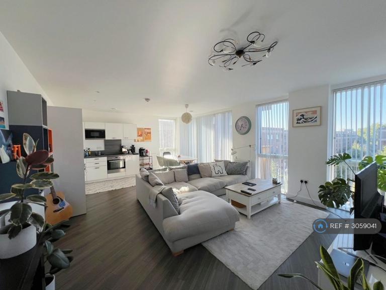 2 bedroom flat in Adenmore Road, London, SE6 (2 bed) (#3059041)