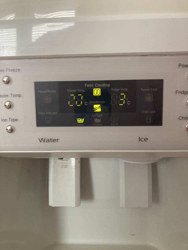 Samsung American Style Fridge Freezer with Ice and Water Dispenser