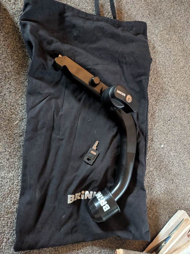 Swan neck towbar, unused, with bag, one key and instructions. 