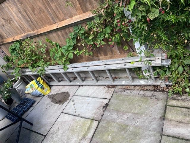 22 Rung Aluminium Double Section Extension Ladder with Stabiliser Feet - 3m to 5m