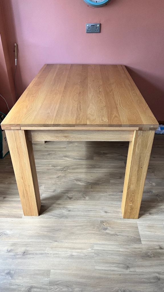   VERY HEAVY EXTENDABLE SOLID OAK DINING TABLE. 150/200cm x 90cm