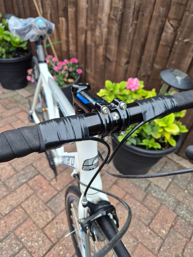 image for "CARRERA VIRTUOSO" Road bike. In great condition!