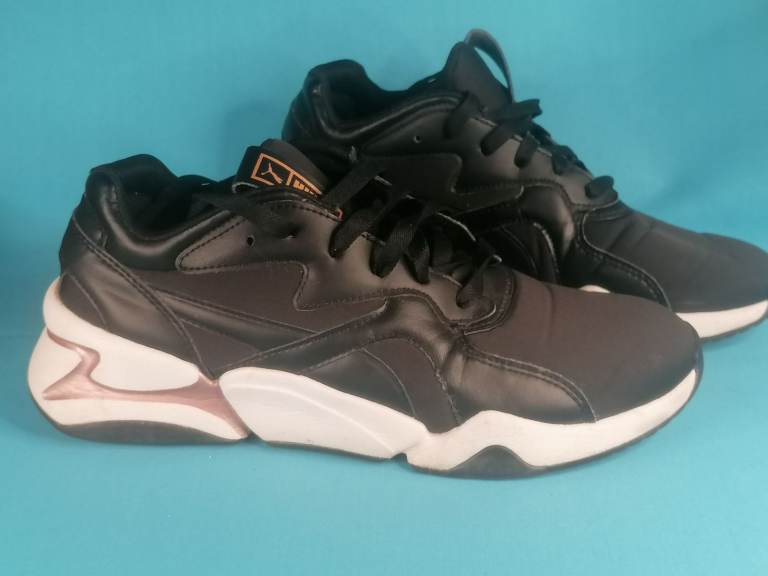 Very good condition Woman's runnings sneakers trainer.  Puma Uk size 5,5.