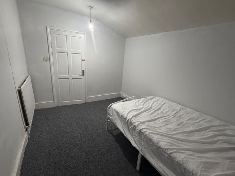 One double room and double bed for rent en3 