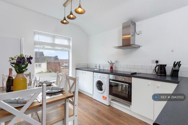 2 bedroom flat in Broadway, Kettering, NN15 (2 bed) (#2943552)