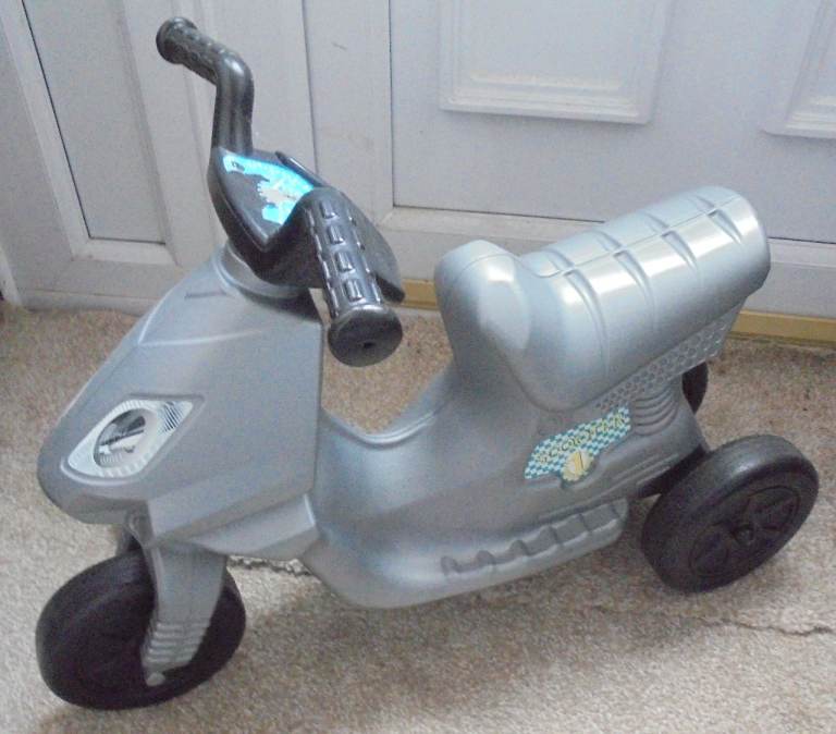 Kids' Grey Plastic Ride-On Scooter – Good Condition