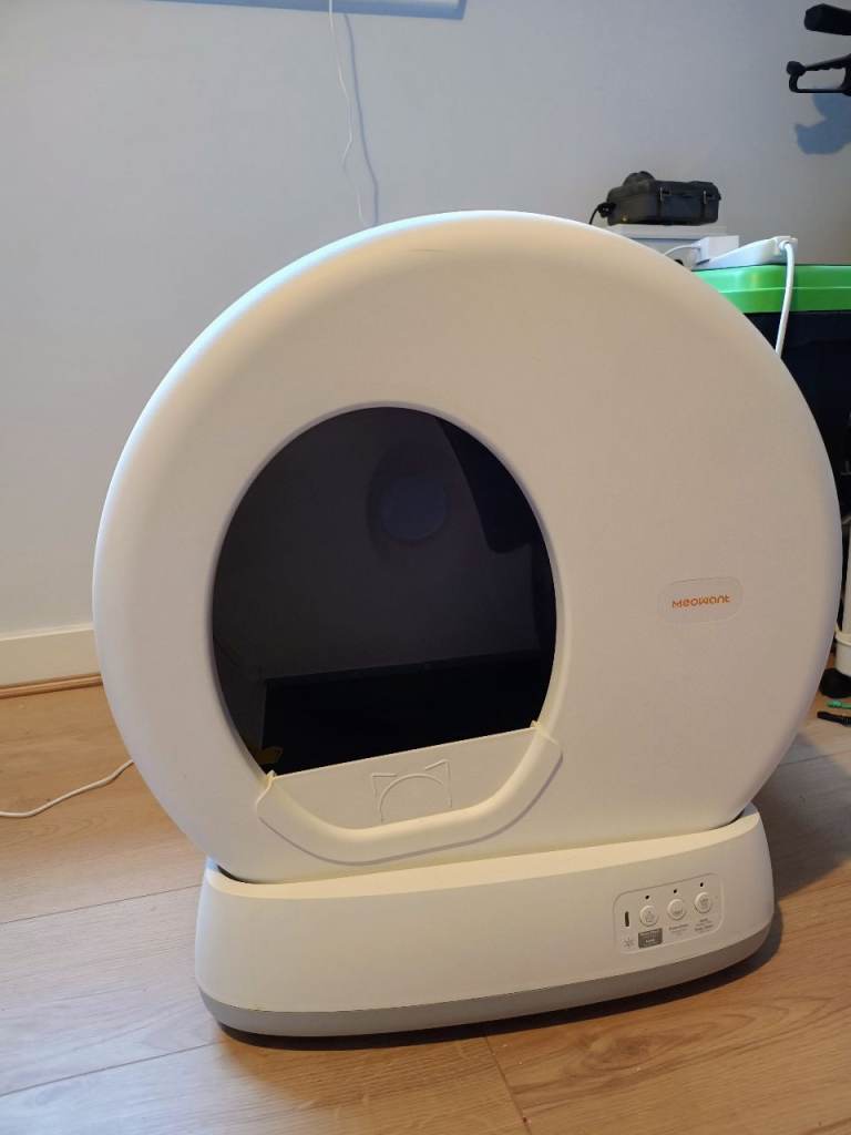 Self cleaning cat litter tray 