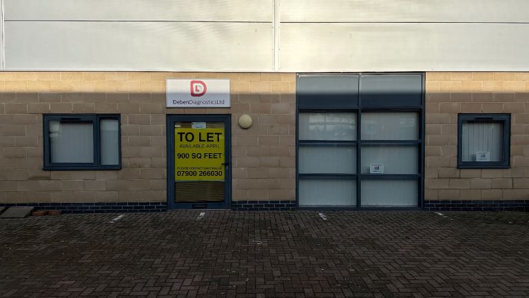 Modern 900 sq ft self contained ground floor office with 4 parking spaces in Ipswich