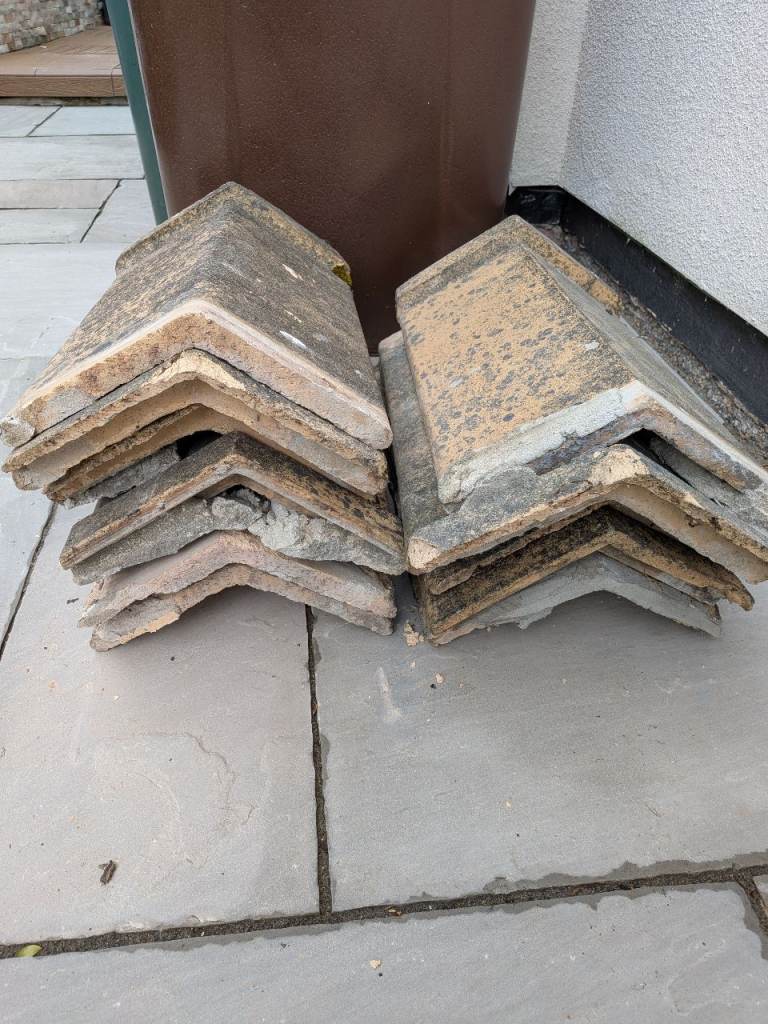 Ridge tiles 115° in buff