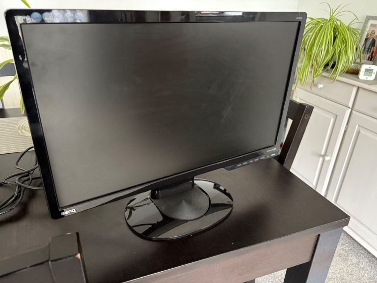 BENQ 22” computer monitor with HDMI cable