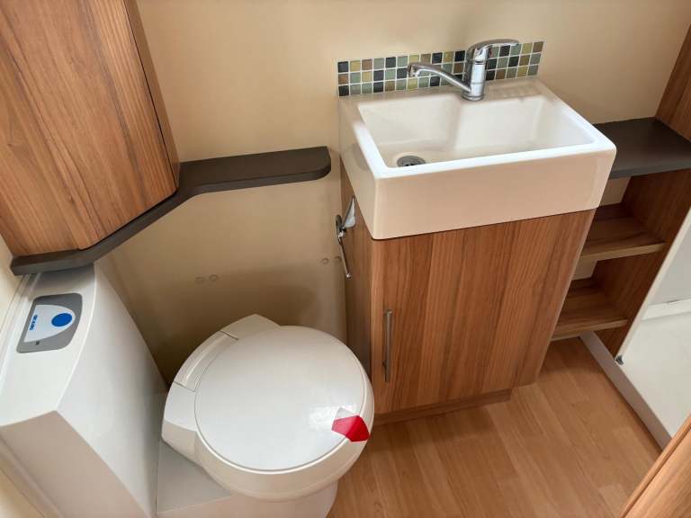 BAILEY PEGASUS VERONA - FIXED BED CARAVAN WITH END WASHROOM AND MOTORMOVER