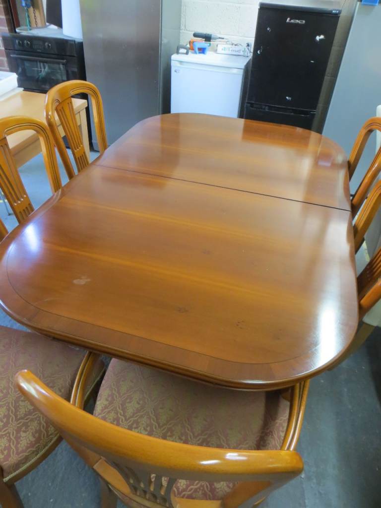 Dining Table & 4 chairs (Kenilworth Lions Furniture Store)