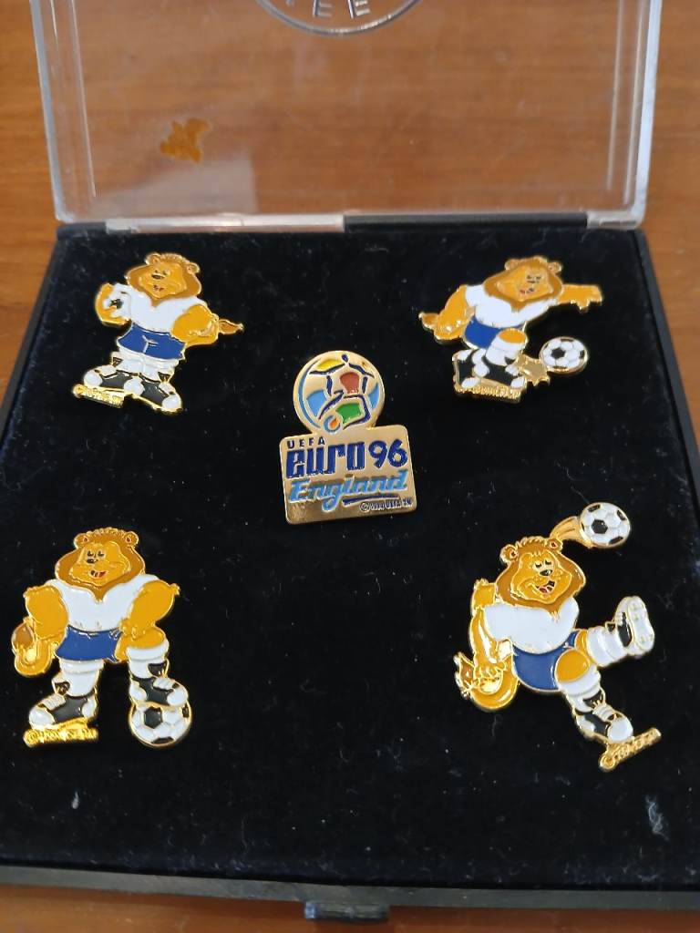 Boxed EURO championship 1995 lion badges